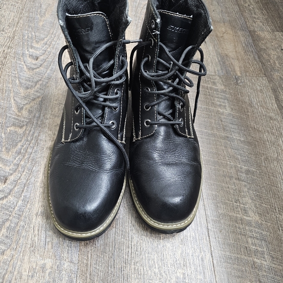 Skecher Boots - Picture 2 of 4